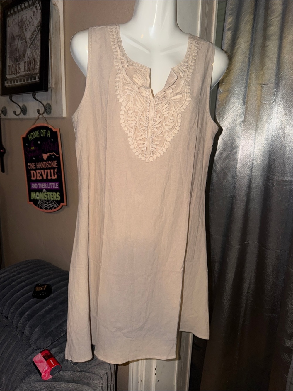 Women’s Sleeveless Embroidered Tunic Top - Light Beige size medium no tag